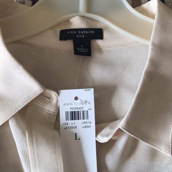 AnnTaylor Silk Cream Shirt size Large. New with Tags .
Never worn - Picture 3 of 5